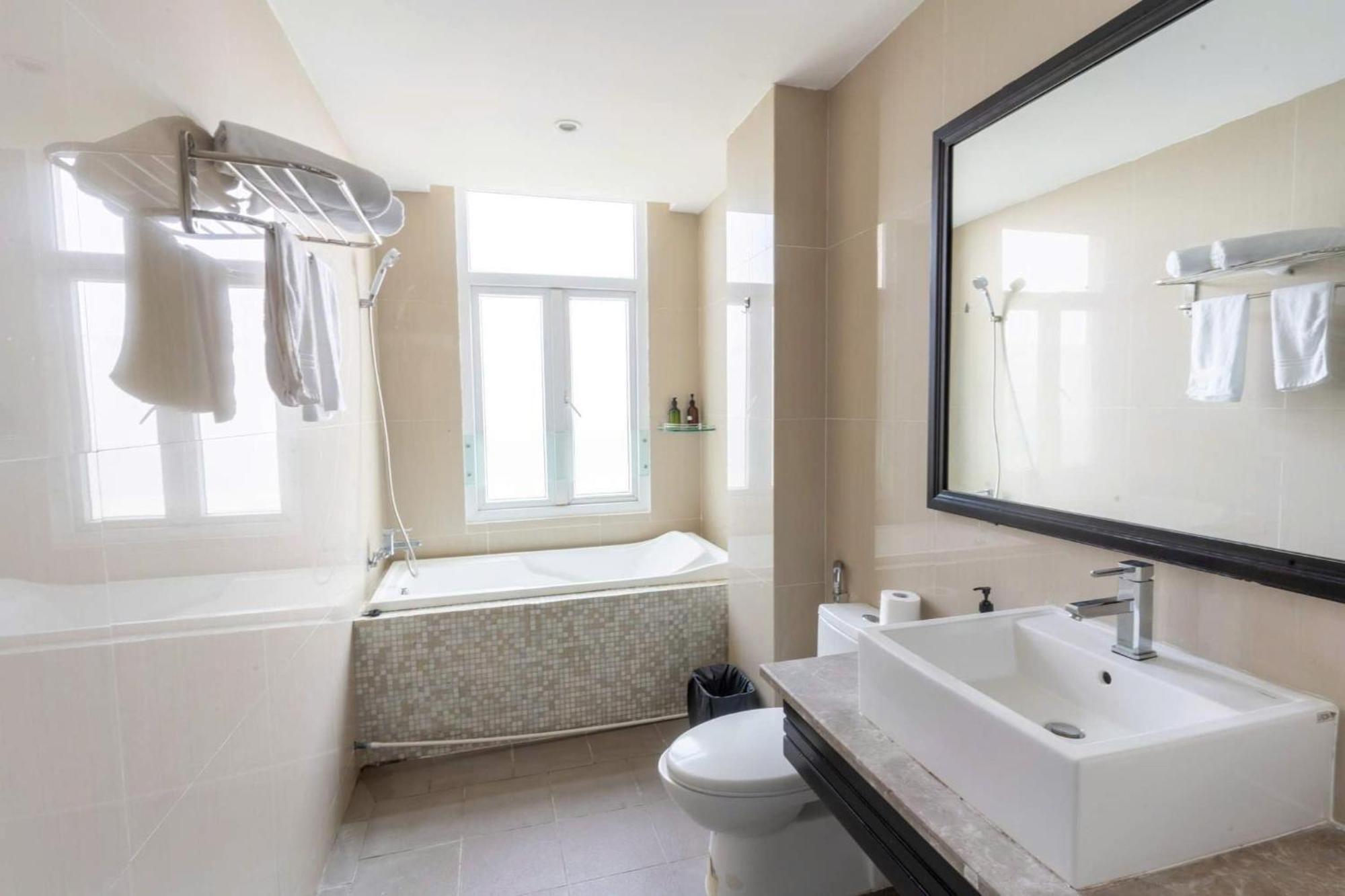 Queen Palace Sea View Hotel Da Nang Exterior photo
